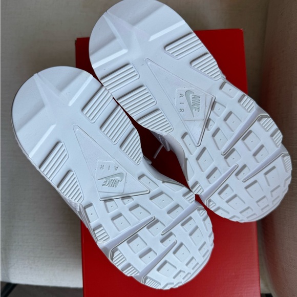 Women Size 7.5 Nike Air Huarache Pure Platinum Triple White DH4439-102 NEW Box - Picture 5 of 9